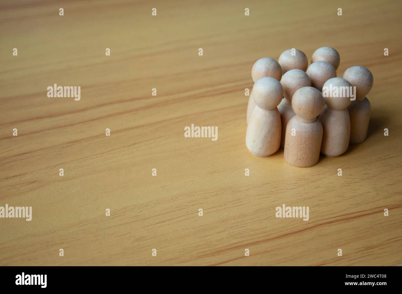 Un terreno di bambola di legno che sta discutendo. Rappresentare la leadership o le molestie. Foto Stock