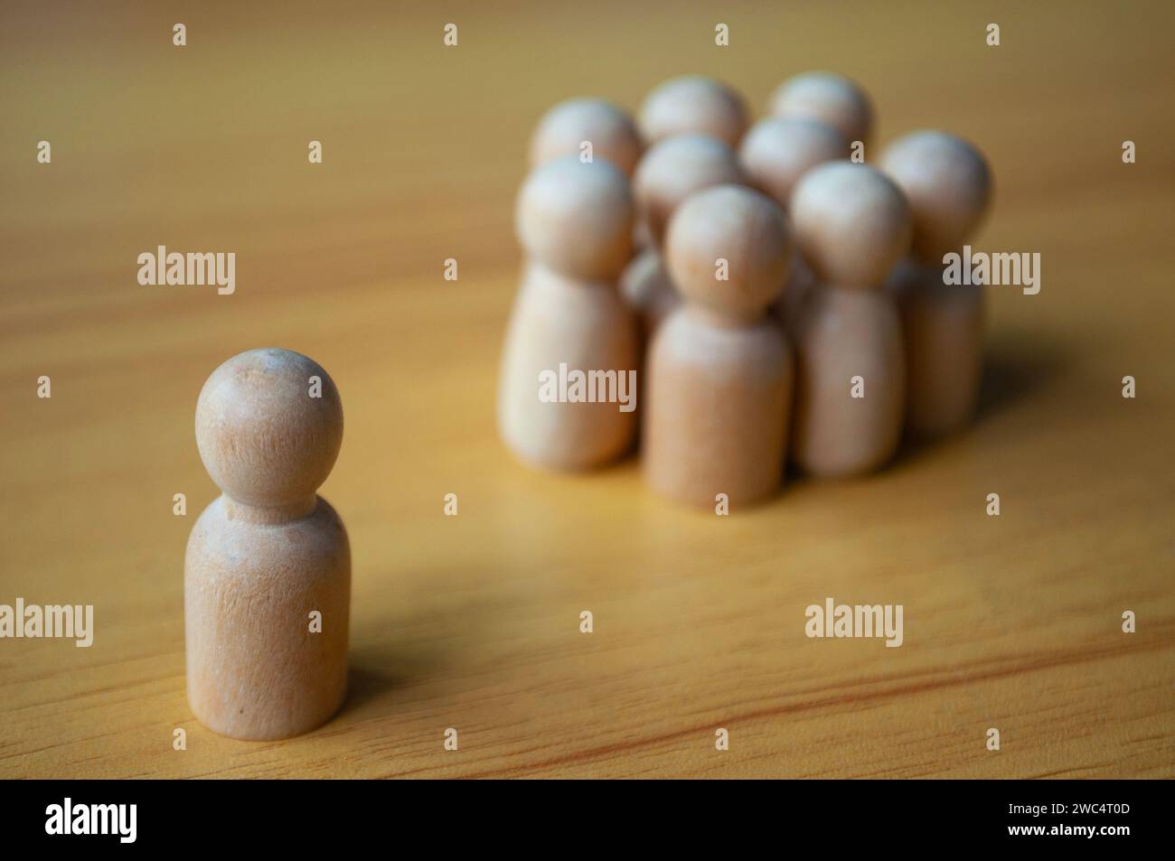 Una singola bambola di legno separata da altre bambole. Rappresentare la leadership o l'isolamento Foto Stock