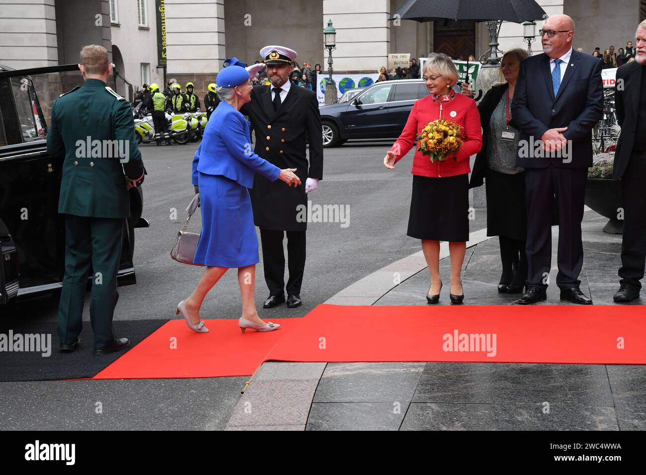 Copenaghen/Danimarca 02 ottobre 2018.. Famiglia di raoyal danese H.M.la regina Margrethe II arriva sola la prima volta dopo la morte del marito principe henriks principe ereditario Frederik e pregiata della corona Maria e il principe gioacchino e la principessa maria e la principessa Benedikt e la principessa reale notoriamente sono stati accolti dai membri eletti del parlamento danese e dal presidente del parlamento Ms.Pia Kjarsgaard in danese ogni anno, come anche quest'anno a christiansborg, Copenaghen, Danimarca, si celebra la cerimonia di apertura del Parlamento. Foto. Francis Joseph Dean / Deanpicture. Foto Stock