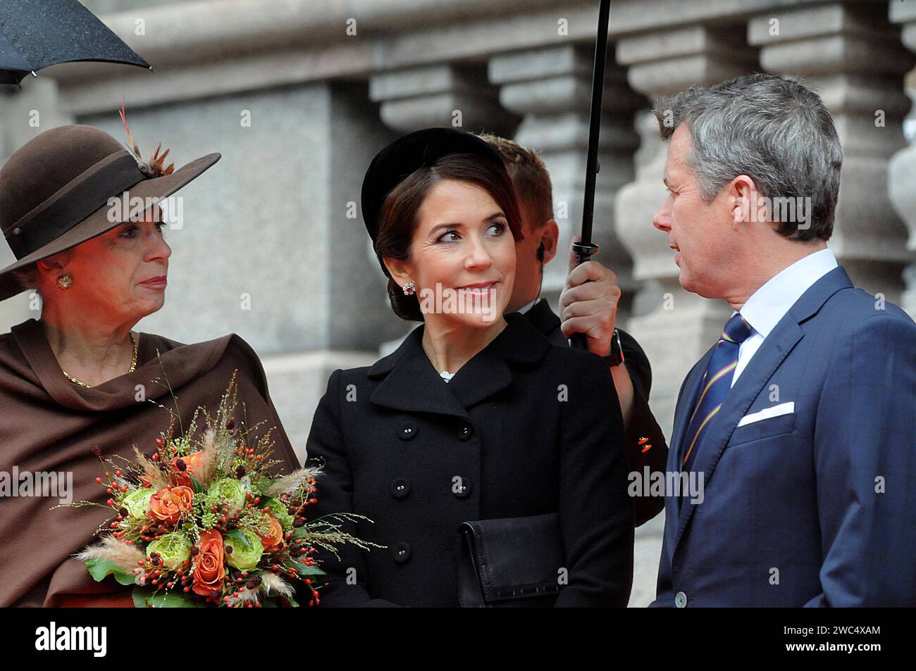 Copenaghen/Danimarca 02 ottobre 2018.. Famiglia di raoyal danese H.M.la regina Margrethe II arriva sola la prima volta dopo la morte del marito principe henriks principe ereditario Frederik e pregiata della corona Maria e il principe gioacchino e la principessa maria e la principessa Benedikt e la principessa reale notoriamente sono stati accolti dai membri eletti del parlamento danese e dal presidente del parlamento Ms.Pia Kjarsgaard in danese ogni anno, come anche quest'anno a christiansborg, Copenaghen, Danimarca, si celebra la cerimonia di apertura del Parlamento. Foto. Francis Joseph Dean / Deanpicture. Foto Stock