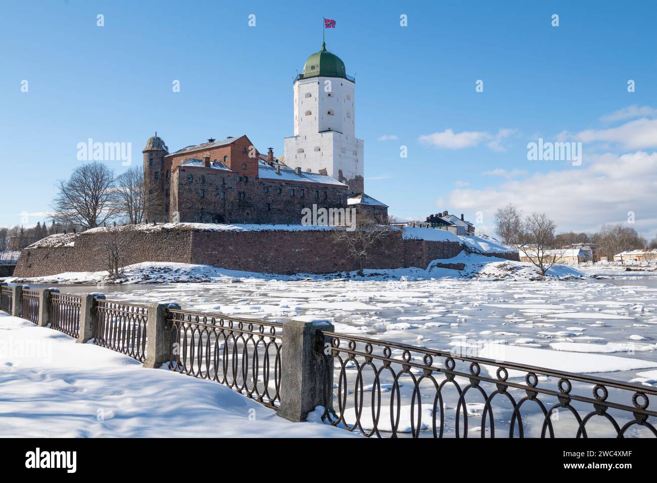 Vista del castello medievale di Vyborg in un soleggiato giorno di marzo. Vyborg, regione di Leningrado. Russia Foto Stock