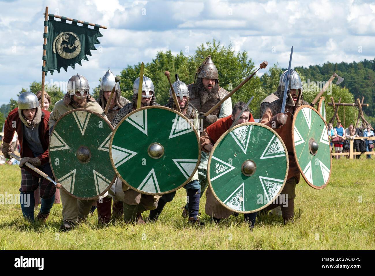 REGIONE DI TVER, RUSSIA - 22 LUGLIO 2023: Frammento di esibizioni dimostrative dei partecipanti allo storico festival 'Epic Coast-2023' Foto Stock