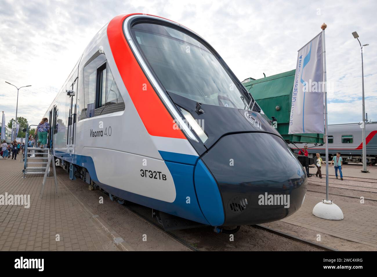 SAN PIETROBURGO, RUSSIA - 27 AGOSTO 2023: Treno elettrico russo EGE2Tv 'Ivolga 4,0' sul forum ferroviario 'PRO.Dvizhenie.Expo' in una giornata nuvolosa Foto Stock