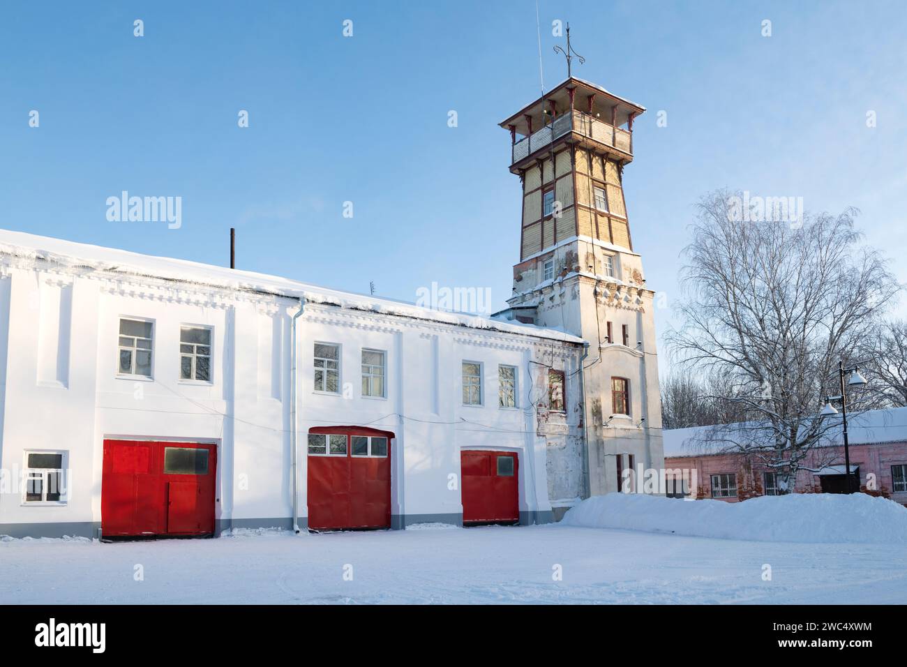 Edificio della stazione dei vigili del fuoco e vecchia torre dei vigili del fuoco in un soleggiato giorno di gennaio. Tutaev. Regione di Yaroslavl, Russia Foto Stock