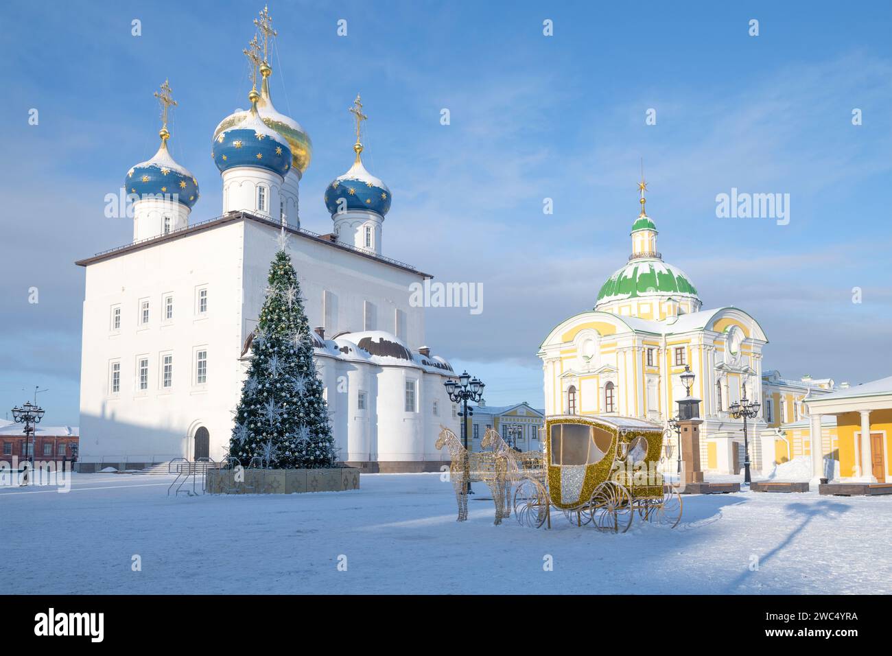 TVER, RUSSIA - 7 GENNAIO 2024: Giorno di gennaio presso la restaurata Cattedrale della Trasfigurazione Foto Stock