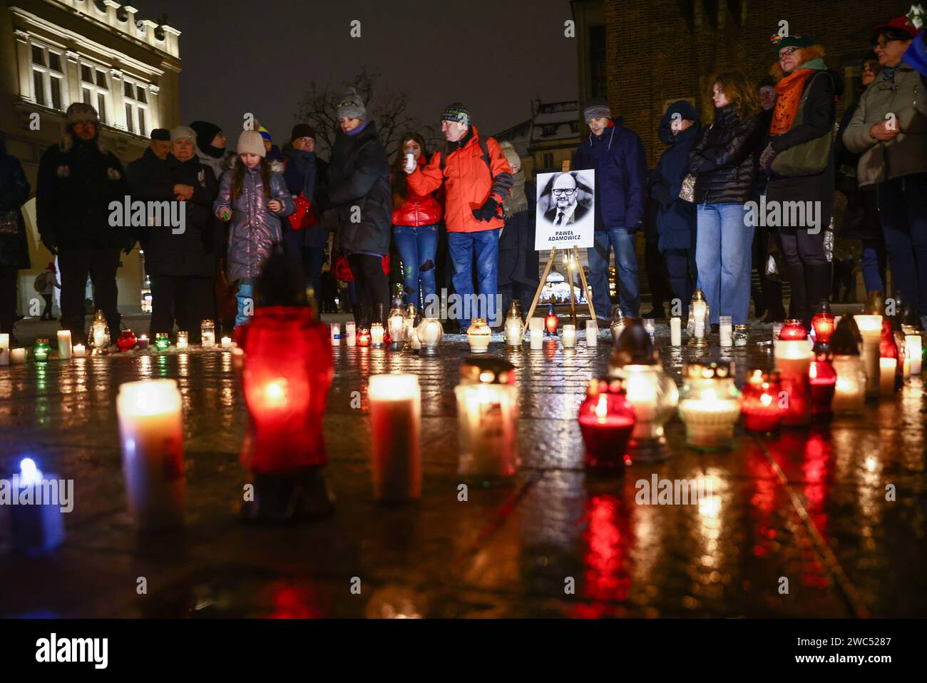 Polonia, Cracovia. 13 gennaio 2024. La gente si riunisce nella piazza principale per commemorare il quinto anniversario della morte del sindaco Pawel Adamowicz. Cracovia, Polonia, il 13 gennaio 2024. Adamowicz, il sindaco di Danzica, morì dopo essere stato pugnalato su un palco da un uomo con un coltello durante un evento di beneficenza all'aperto nella sua città. (Immagine di credito: © Beata Zawrzel/ZUMA Press Wire) SOLO USO EDITORIALE! Non per USO commerciale! Foto Stock