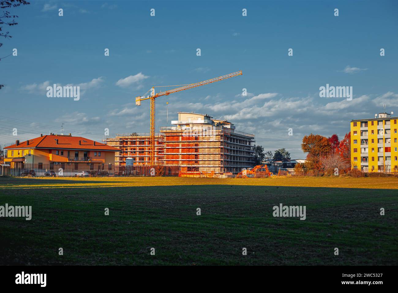 Moderni edifici residenziali in un'area verde pubblica. Condomini in Europa. Splendida vista delle case immobiliari a San Giuliano Milanese Foto Stock