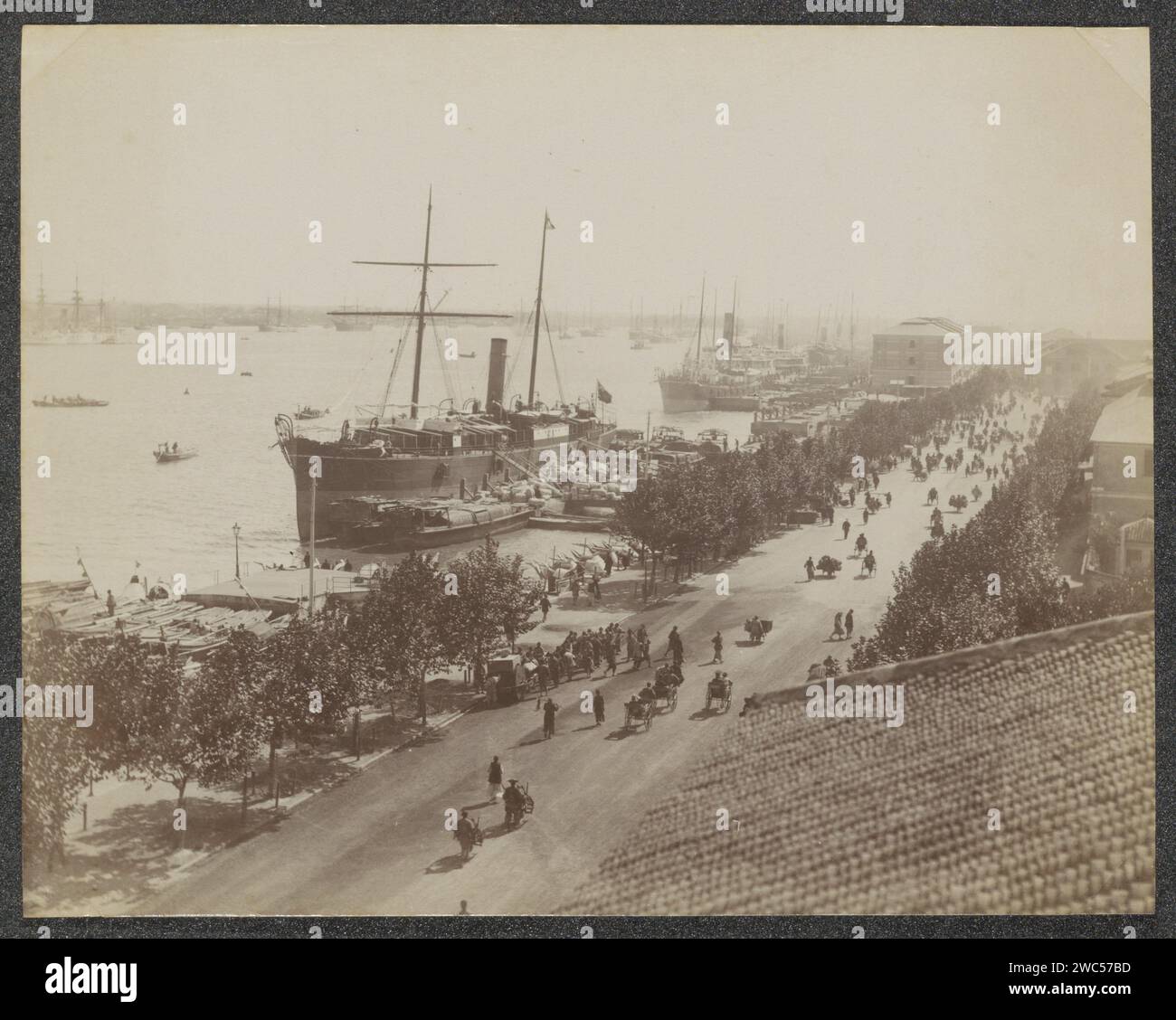 Veduta del Bund-Havenkade a Shanghai, Anonimo, c. 1860 - c. 1900 Fotografia parte dell'album con 50 foto di un viaggio nel sud-est asiatico. Giornale di Shanghai. Supporto fotografico, stampa albumen porto Shanghai Foto Stock