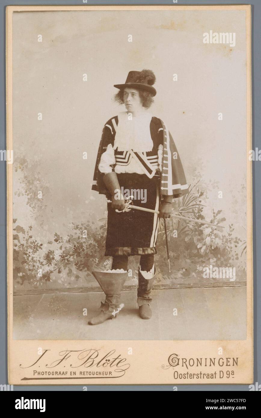 Ritratto di uno studente di Groninga a Maskeradekostuum, Jan Frederik Blöte, c. 1890 - c. 1900 fotografia di gabinetto. Fotografare Groningen concorso fotografico di supporto agli studenti. costumi usati nei concorsi Foto Stock