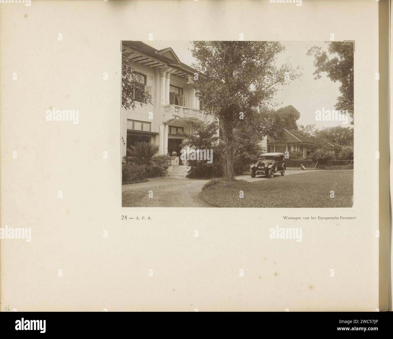 Pagina 24 del libro fotografico dell'Associazione generale delle piantatrici di gomma ter Oost Coast di Sumatra (A.V.R.O.S.), c. 1924 - c. 1925 Fotografia pagina libro con una foto delle case per lo staff della General Proefstation della General Association of Rubber Planters ter Oostkust van Sumatra (A.V.R.O.S.) a Kampong Baroe. Parte di un album fotografico della General Association of Rubber Planters ter Oostkust van Sumatra (A.V.R.O.S.). SumatraSumatraprinter: Dutch East Indies, il giornale. supporti fotografici per la stampa (non frutta) di piante o alberi: gomma. laboratorio. alloggi rurali, ad esempio paese- Foto Stock