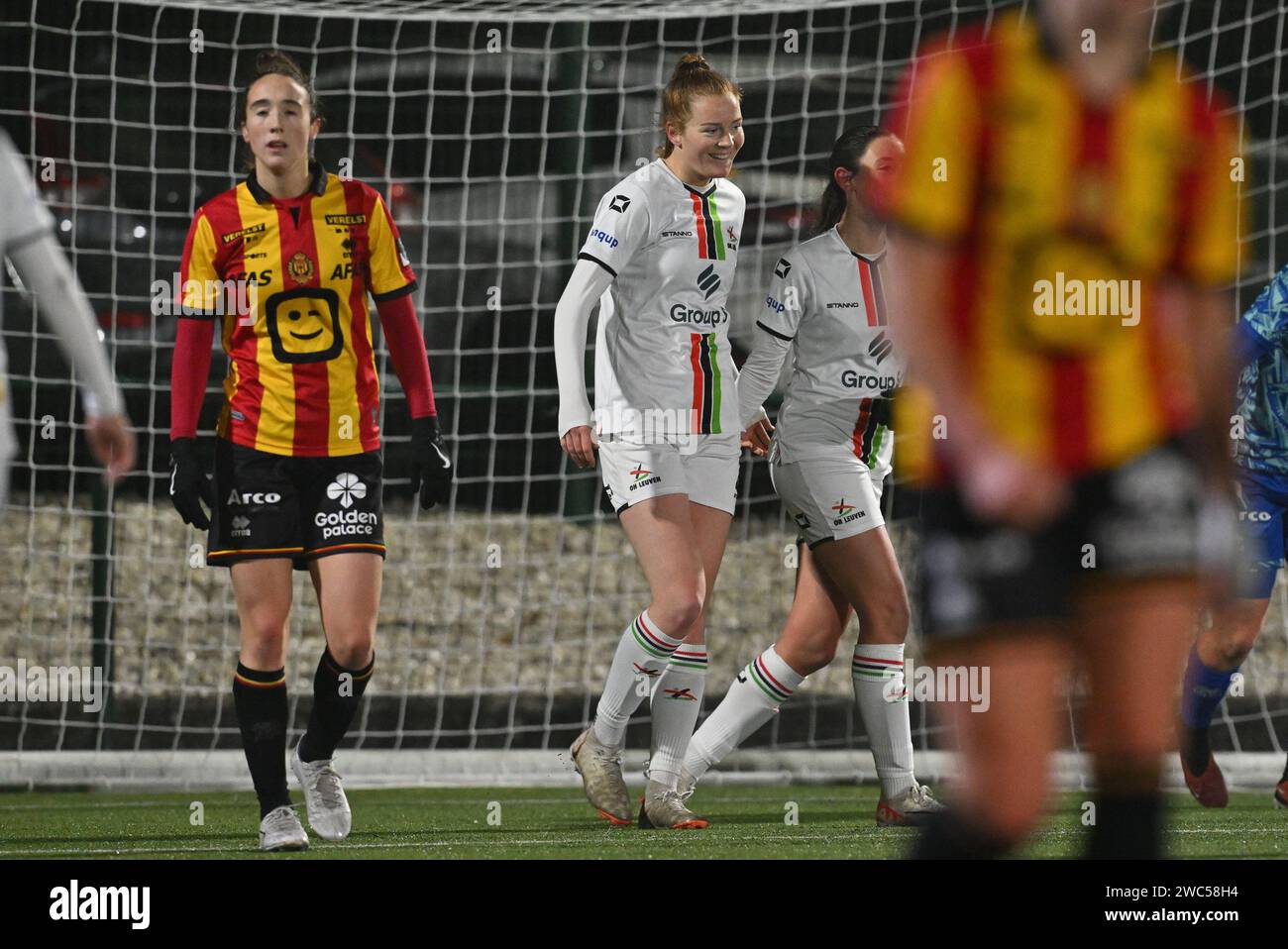 Nikee Van Dijk (20) di OHL nella foto festeggia con i compagni di