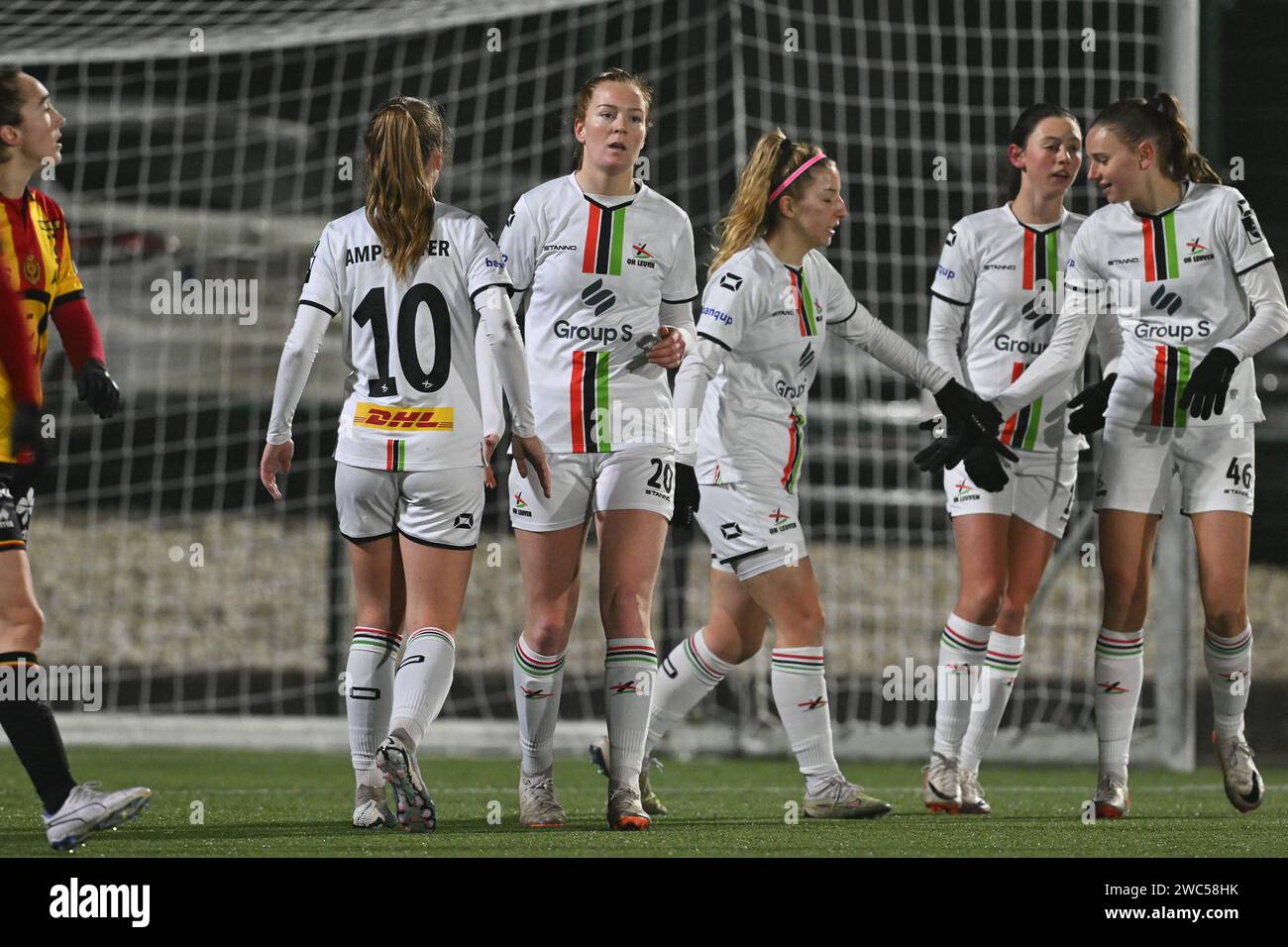 Nikee Van Dijk (20) di OHL nella foto festeggia con i compagni di