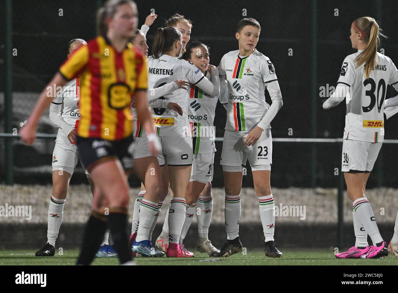 Jeslynn Kuijpers (19) della OHL festeggia con i compagni di squadra