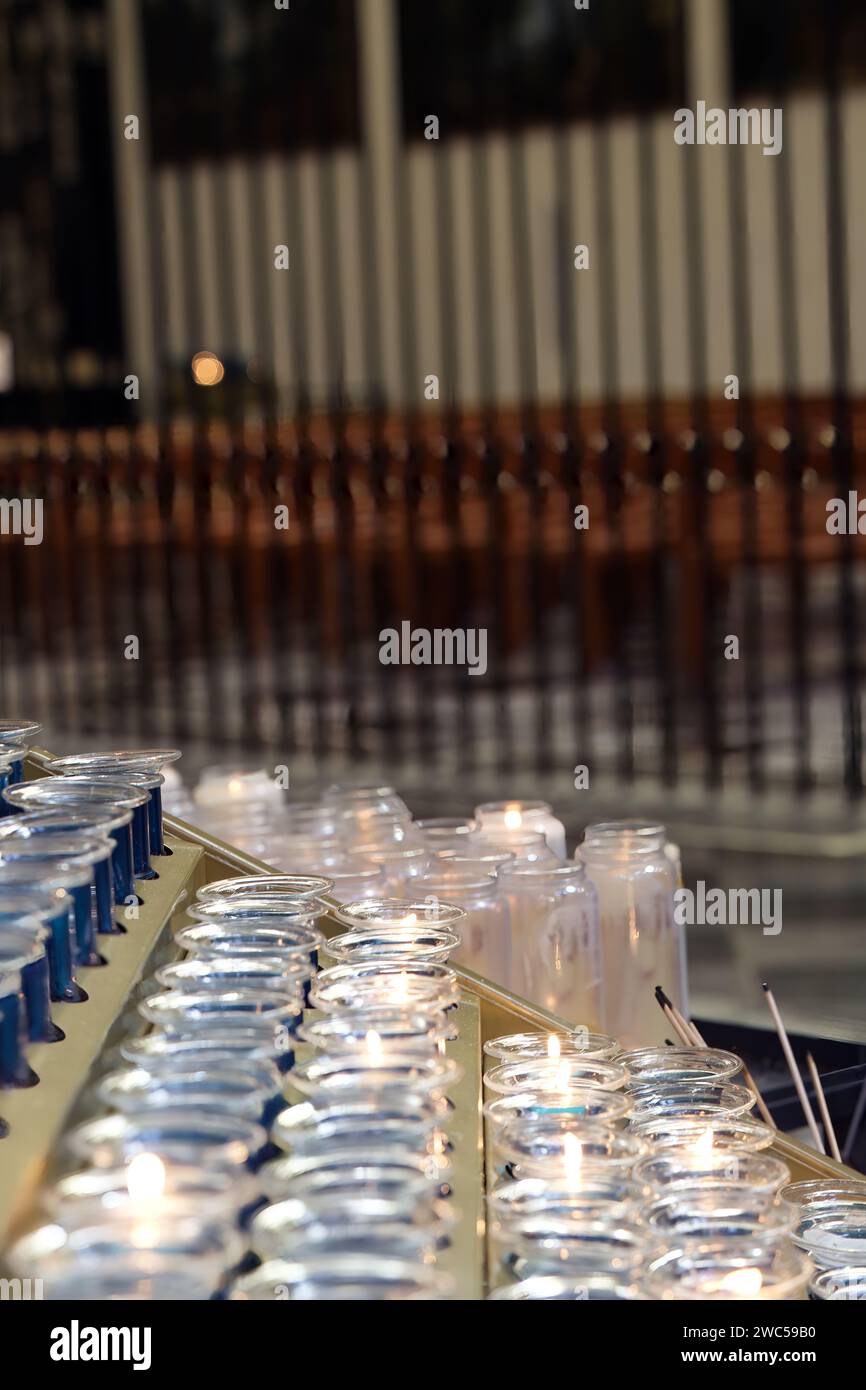Candele di devozione: L'offerta tranquilla della Cattedrale di Gand Foto Stock