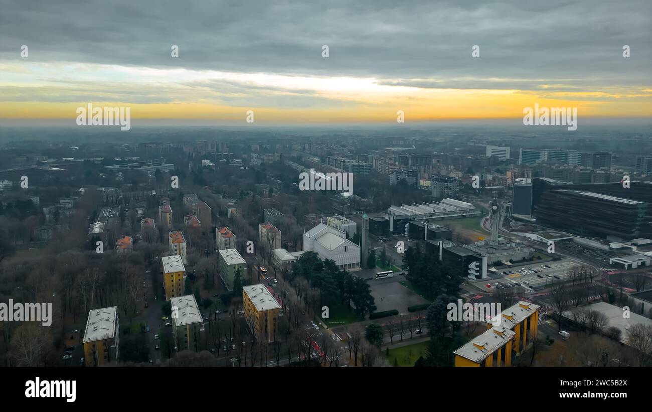 Fotografia aerea del paesaggio urbano. Vista della città italiana da un drone tramonto in condizioni di nuvolosità, vista da un drone della città di San Donato Milanese, Milano Foto Stock