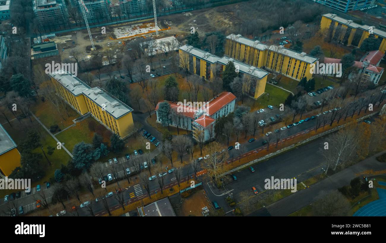 Fotografia aerea del paesaggio urbano. Vista della città italiana da un drone tramonto in condizioni di nuvolosità, vista da un drone della città di San Donato Milanese, Milano Foto Stock