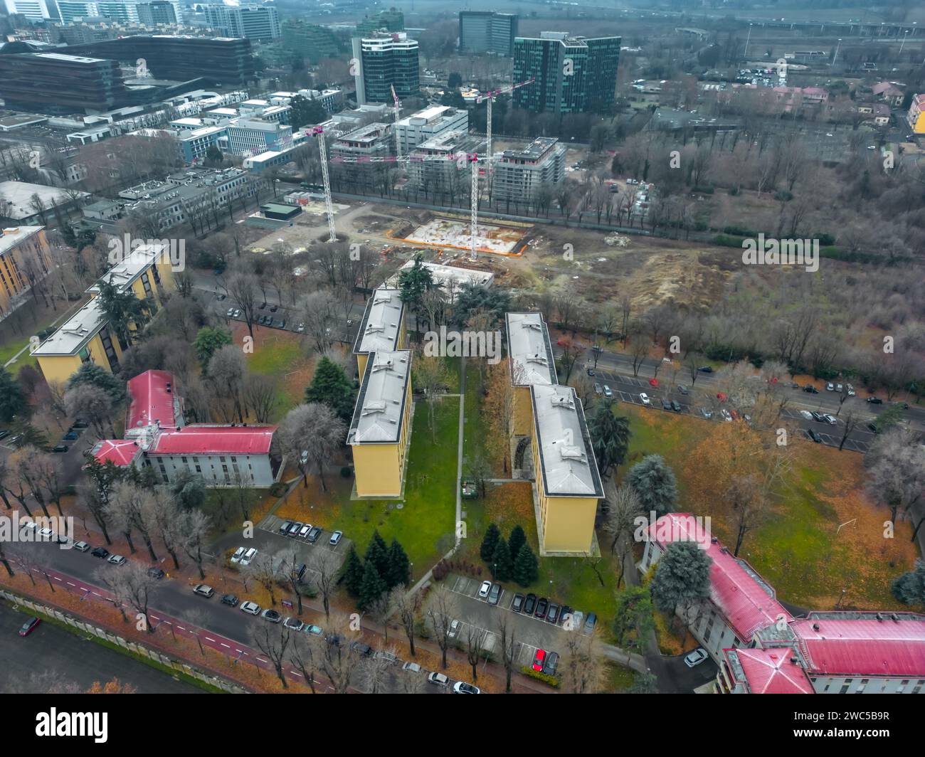 Fotografia aerea del paesaggio urbano. Vista della città italiana da un drone tramonto in condizioni di nuvolosità, vista da un drone della città di San Donato Milanese, Milano Foto Stock