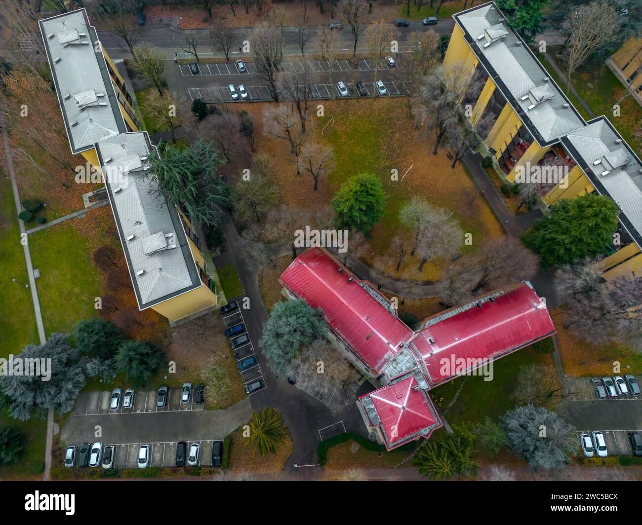 Fotografia aerea del paesaggio urbano. Vista della città italiana da un drone tramonto in condizioni di nuvolosità, vista da un drone della città di San Donato Milanese, Milano Foto Stock