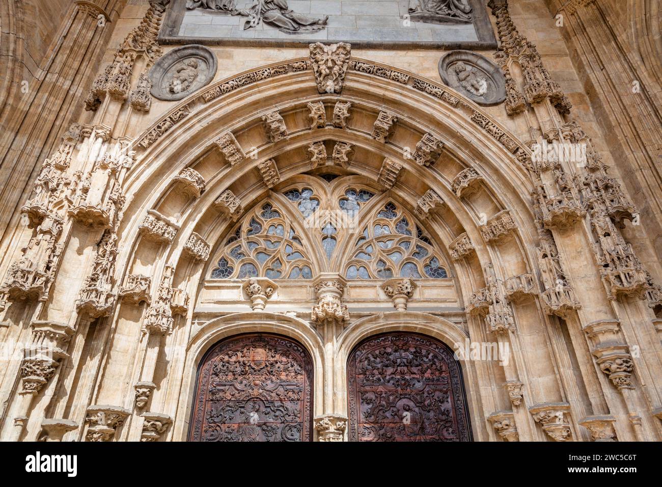 Timpano di una porta della cattedrale di San Salvador a Oviedo, in Spagna Foto Stock