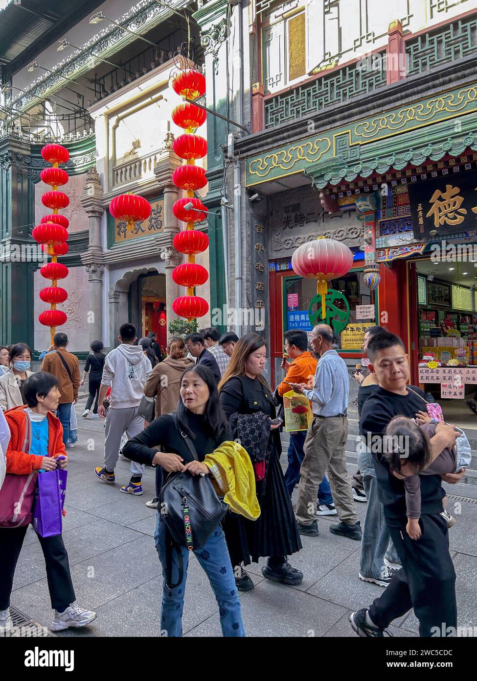 Pechino, Cina, gente numerosa, turisti cinesi in visita nel quartiere tradizionale, quartiere Qianmen, donne cinesi che camminano per strada trafficata Foto Stock