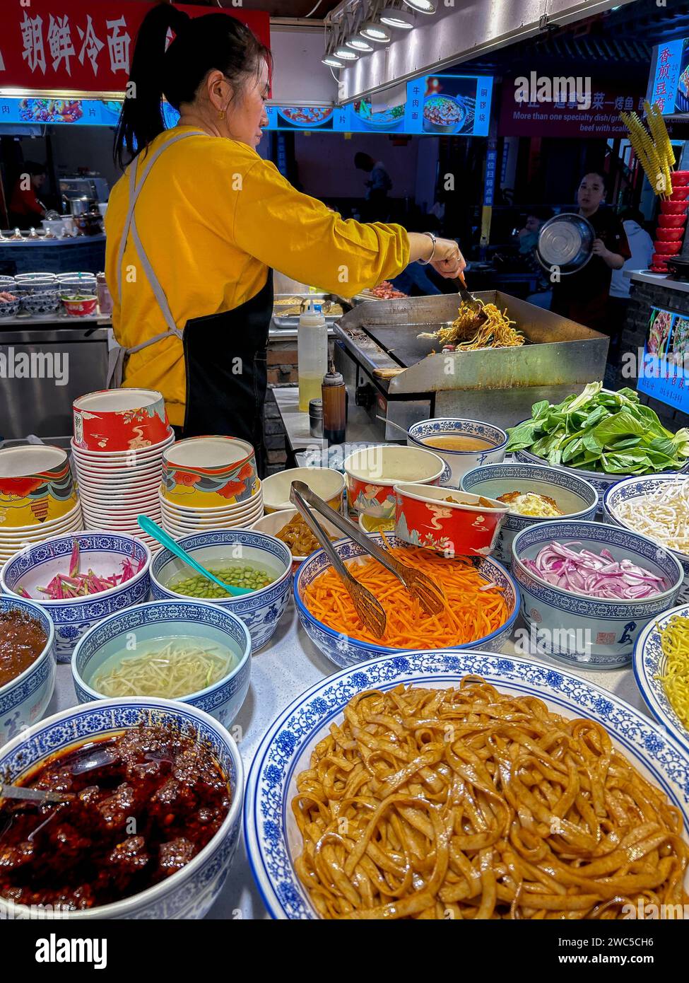 Pechino, Cina, chef cinese che lavora nel ristorante cinese, nel quartiere storico, nel centro storico, nel centro storico, 'Fangzhuanchang Hutong', Foto Stock