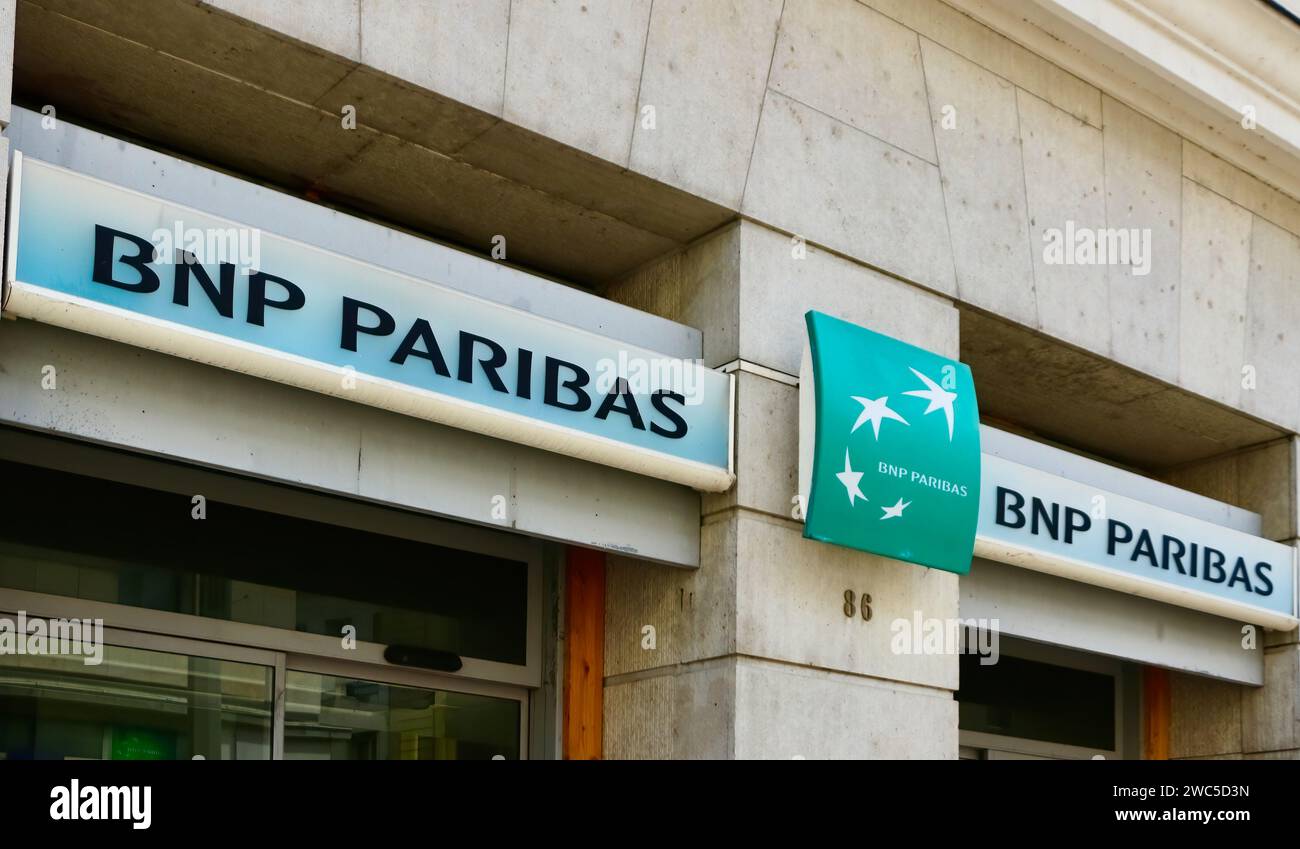 Segnaletica della banca francese BNP Paribas sopra l'ingresso di una filiale in Rue Nationale Indre-et-Loire Tours France Foto Stock