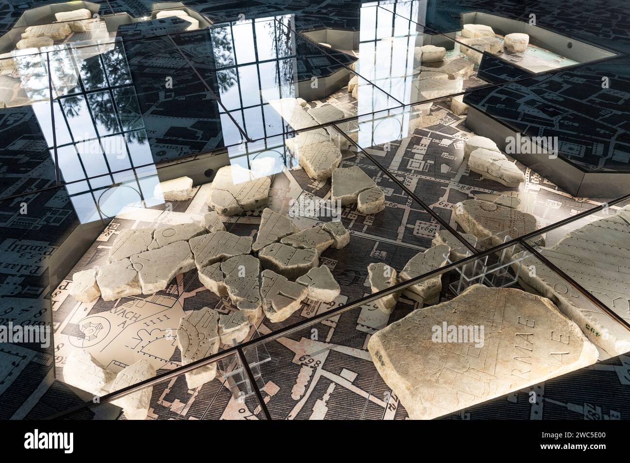 Roma, Italia. 11 gennaio 2024. Vista dei dettagli della mappa marmorea originale dell'Antica Roma "forma Urbis Roma". Frammenti della famosa «forma Urbis Romae» sono conservati nel «Museo forma Urbis»: La gigantesca lastra di marmo raffigurante la carta dell'Antica Roma, di 18 x 13 metri incisa su 150 lastre di marmo, tra il 203 e il 211 d.C., durante l'imperatore Settimio Severo. Credito: SOPA Images Limited/Alamy Live News Foto Stock