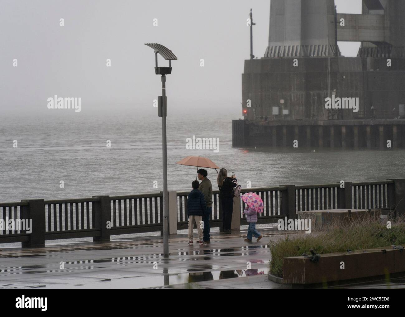 San Francisco, Stati Uniti. 13 gennaio 2024. La gente cammina in una strada sotto la pioggia a San Francisco, negli Stati Uniti, 13 gennaio 2024. Crediti: Li Jianguo/Xinhua/Alamy Live News Foto Stock