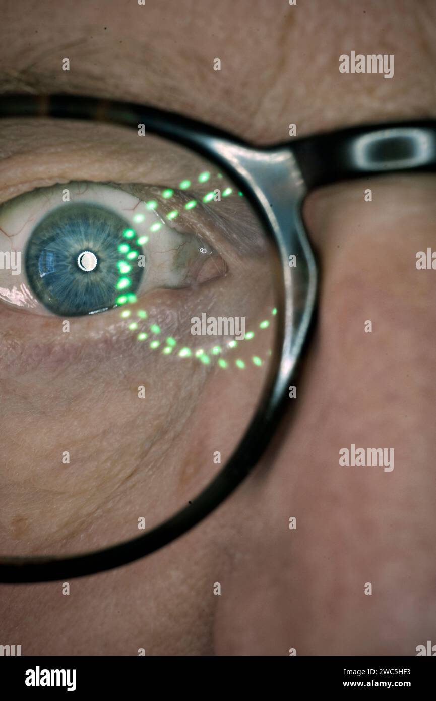 primo piano dell'occhio blu e della montatura degli occhiali Foto Stock