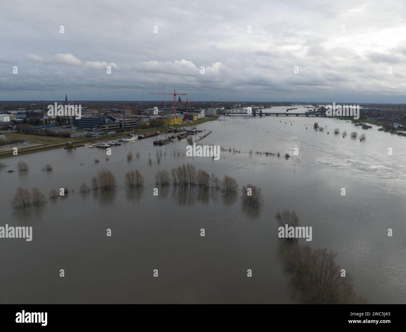 Inondazioni nei Paesi Bassi, livelli dell'acqua elevati. Acqua alta, fiume traboccante d'acqua. Foto Stock