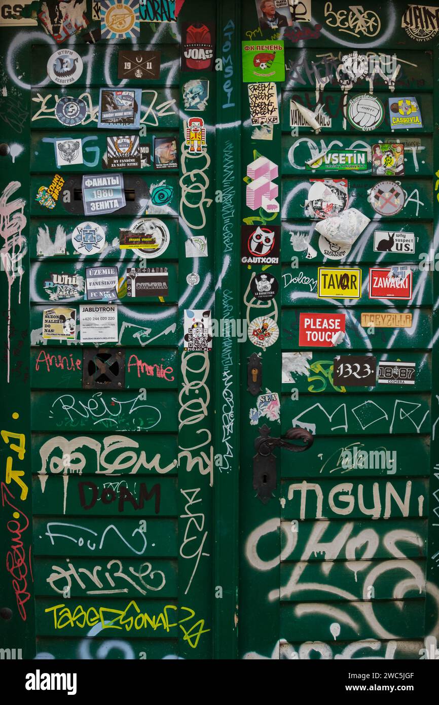 Un pannello di legno decorato con tutti i tipi di adesivi. Il è un graffito sulla parte inferiore del pannello Foto Stock