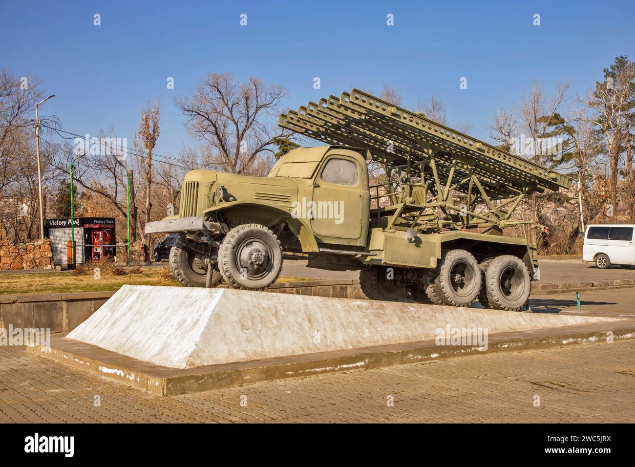BM-13 - veicolo da combattimento di artiglieria a razzo sovietico presso il parco della Vittoria a Erevan. Armenia Foto Stock