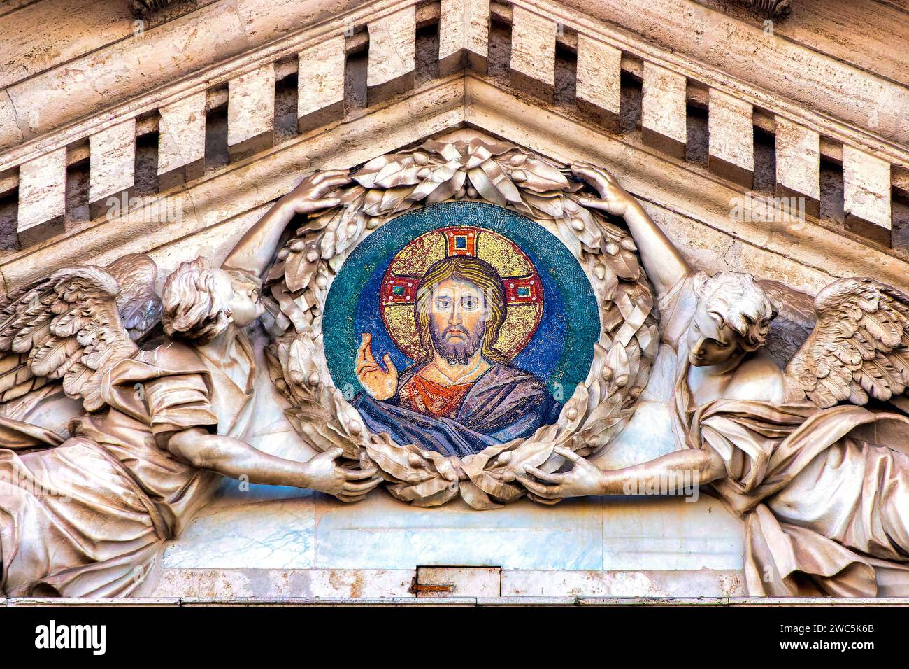 Mosaico della basilica paleocristiana raffigurante Gesù nel timpano della basilica di San Giovanni in Laterano, Roma, Italia Foto Stock