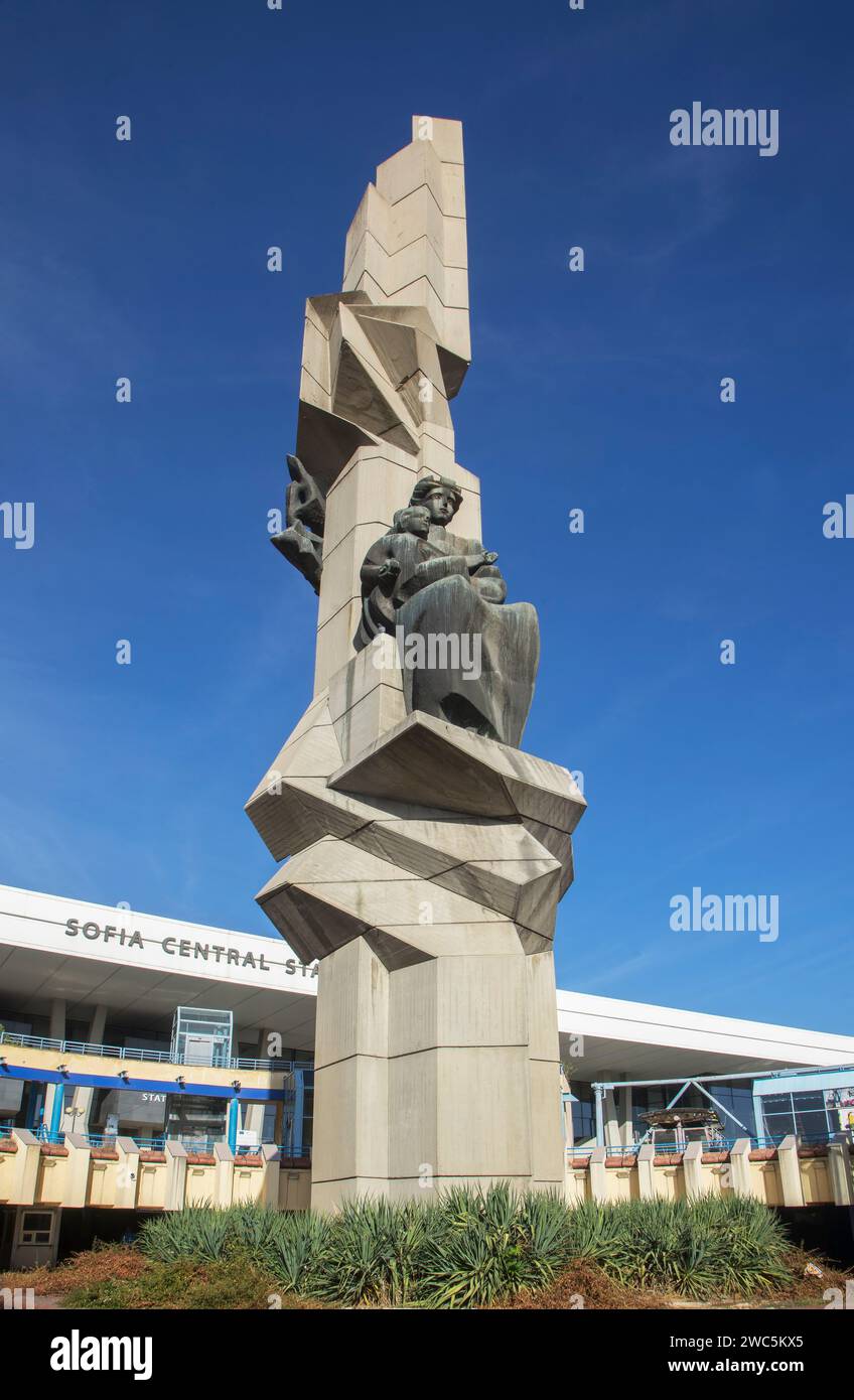 Monument Mother di fronte alla stazione centrale di Sofia. Bulgaria Foto Stock