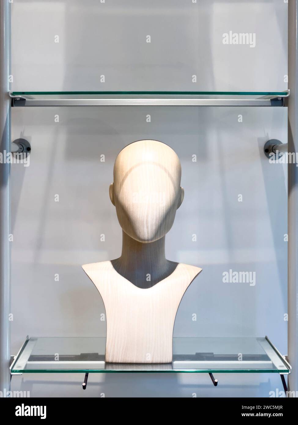 Un manichino per la testa e le spalle utilizzato per mostrare elegantemente le ultime tendenze della moda in negozio, mettendo in mostra abbigliamento con stile e stile. Il manakin mod Foto Stock