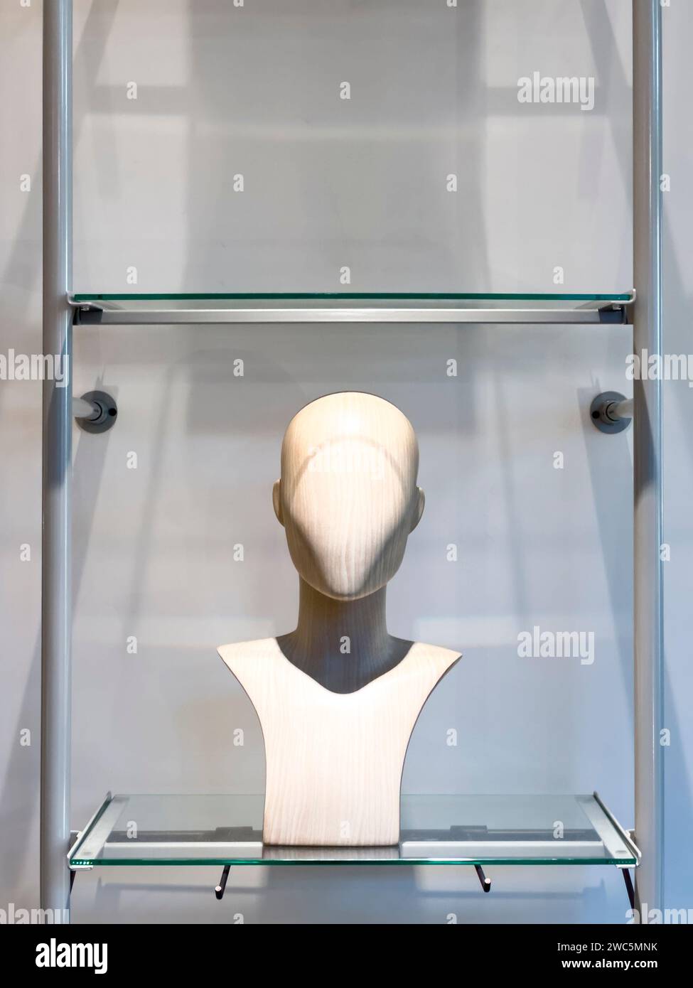 Un manichino per la testa e le spalle utilizzato per mostrare elegantemente le ultime tendenze della moda in negozio, mettendo in mostra abbigliamento con stile e stile. Il manakin mod Foto Stock