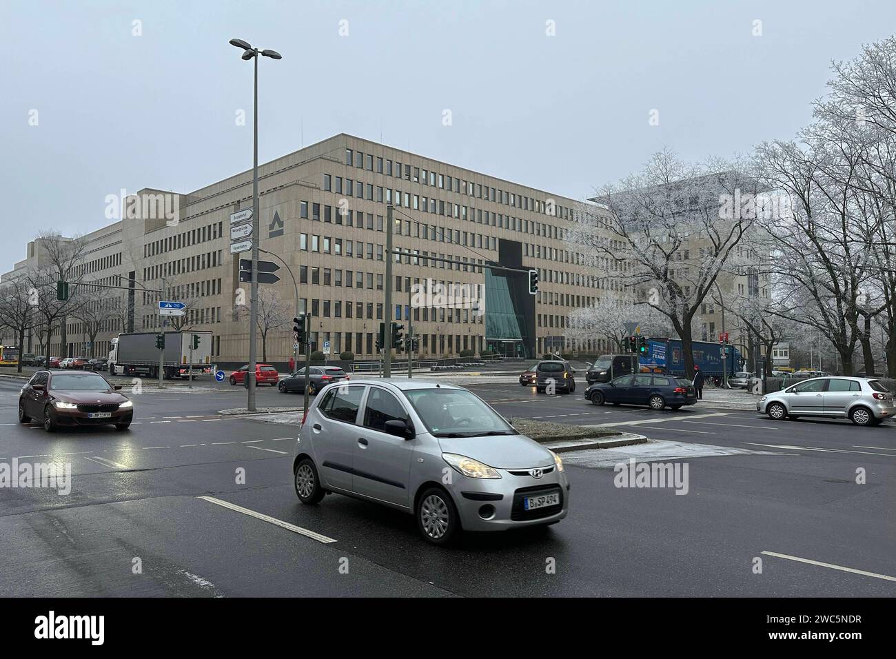 11.01.2024, Berlino, GER - Verwaltungsgebaeude der Deutschen Rentenversicherung Berlin-Brandenburg. Alltag, Amtsgebaeude, Architektur, aussen, Aussenansicht, Aussenaufnahme, Autos, Behoerde, Berlino, Buerogebaeude, Buerohaus, deutsch, Deutsche Rentenversicherung, Deutsche Rentenversicherung Berlin-Brandenburg, Deutschland, Dienstgebaeude, Europa, europaeisch, Fassade, Gebaeude, Gesellschaft, Jahreszeit, Knobelsdorffstrasse, Koenigin-Elisabeth-Strasse, Koerperschaft, Kraftfahrzeuge, Menschen, oeffentliches Gebaeude, Personen, QF, Querformat, Regionaltraeger, Rentenversicherung, Stadt, Stadtansich Foto Stock