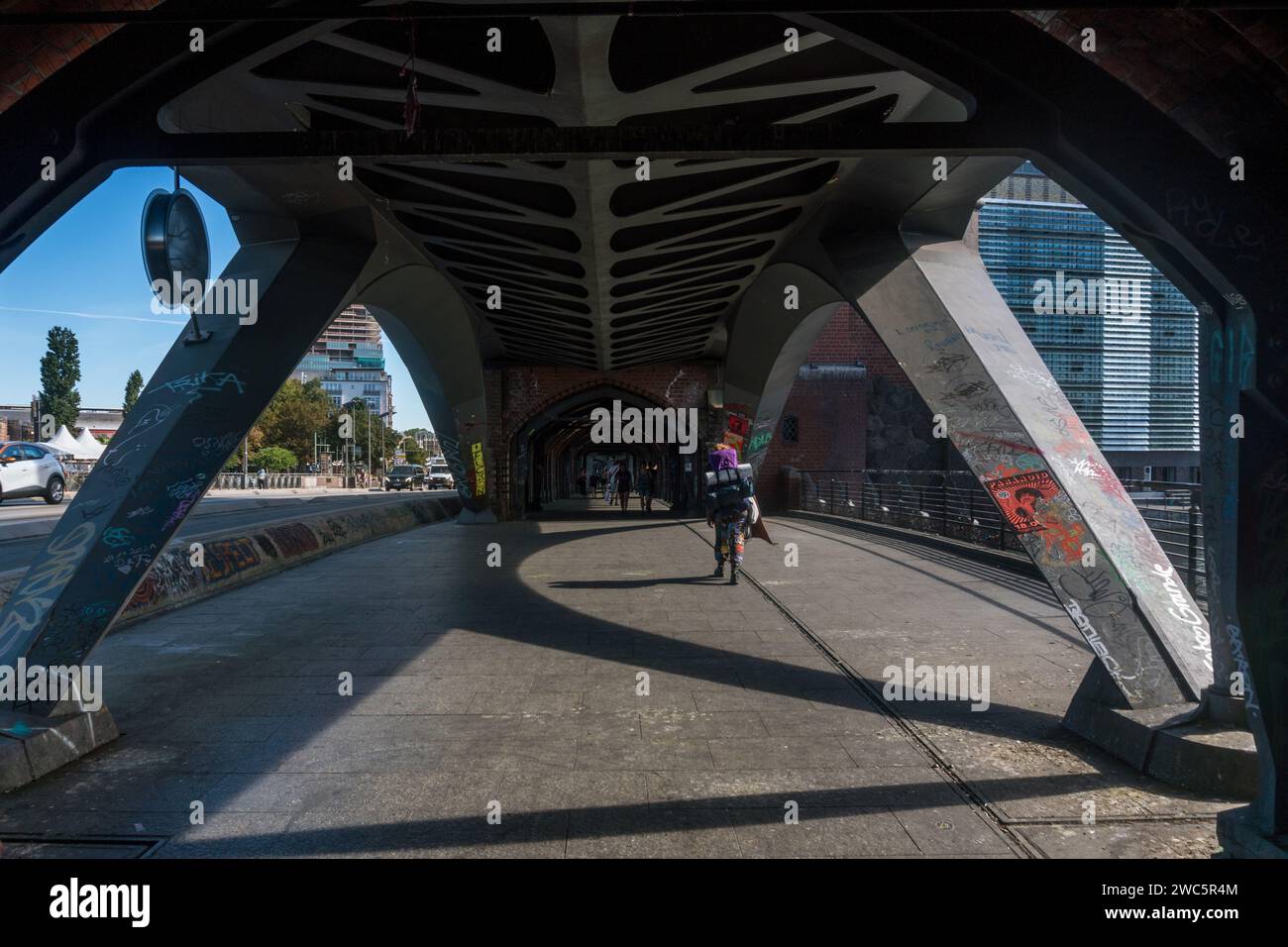 Berlino, Germania - 10 agosto 2022: Ponte Oberbaum a Berlino durante una giornata di sole Foto Stock