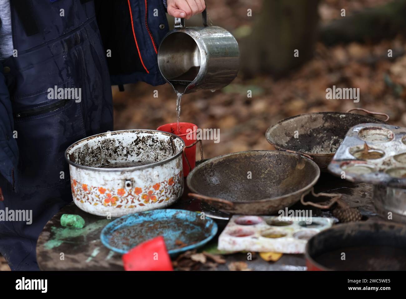 Viste generali dei dettagli ravvicinati durante una sessione della Forest School nel West Sussex, Regno Unito. Foto Stock