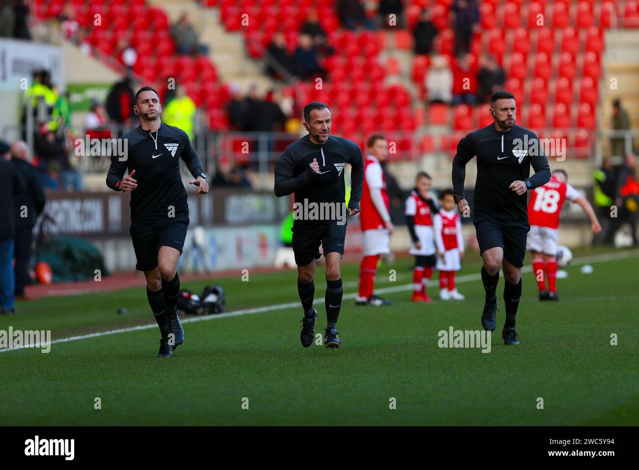 AESSEAL New York Stadium, Rotherham, Inghilterra - 13 gennaio 2024 l'arbitro Keith Stroud e i suoi assistenti arbitri si riscaldano - prima della partita Rotherham United contro Stoke City, Sky Bet Championship, 2023/24, AESSEAL New York Stadium, Rotherham, Inghilterra - 13 gennaio 2024 crediti: Mathew Marsden/WhiteRosePhotos/Alamy Live News Foto Stock