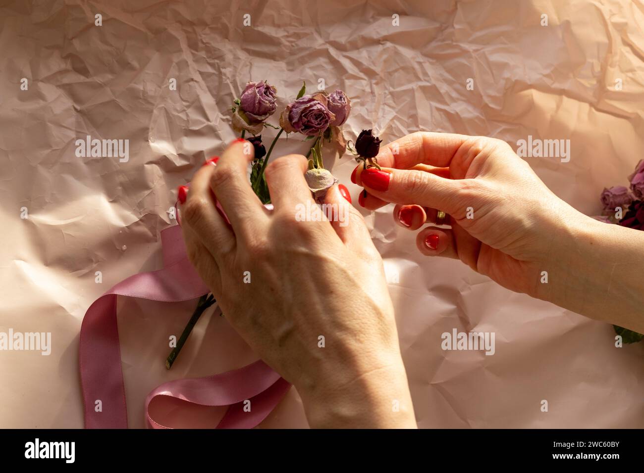 Immagine concettuale del tema di sfondo, carta da imballaggio, rose secche altri fiori e altre composizioni. Foto Stock Immagine concettuale del tema di sfondo, carta da imballaggio, rose secche altri fiori e altre composizioni. Foto Stock