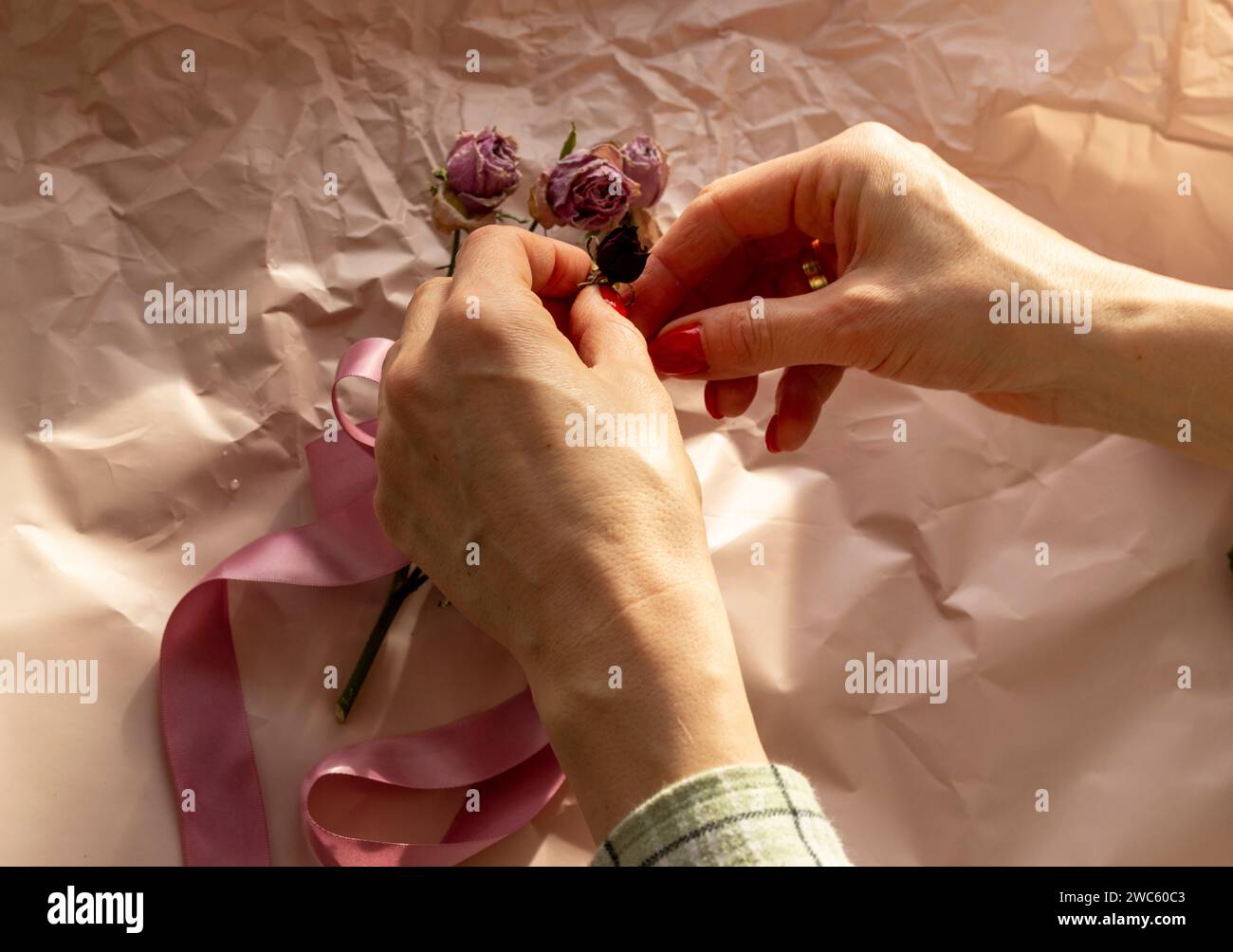 Immagine concettuale del tema di sfondo, carta da imballaggio, rose secche altri fiori e altre composizioni. Foto Stock Immagine concettuale del tema di sfondo, carta da imballaggio, rose secche altri fiori e altre composizioni. Foto Stock