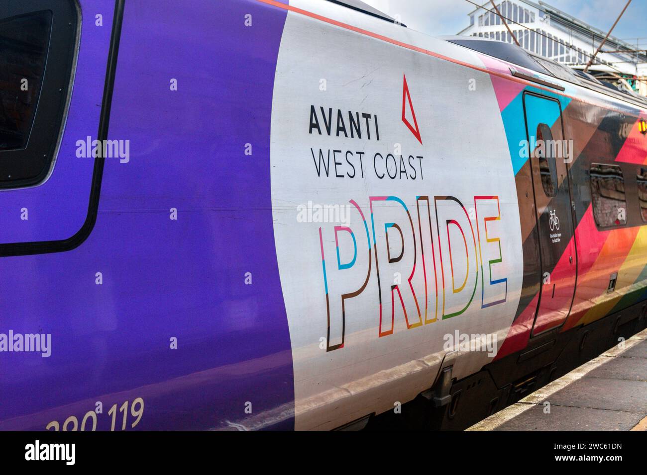 Avanti Pendolino 390119 in Pride livery alla stazione ferroviaria di Preston. Sabato 13 gennaio 2024. Foto Stock