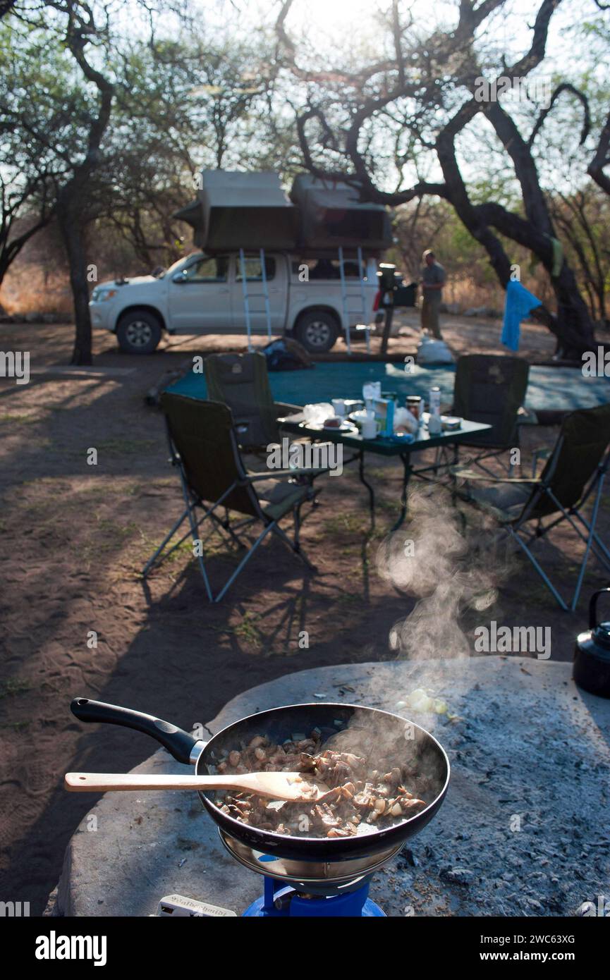 Campeggio con colazione, mattina, campeggio, tenda sul tetto, cucina, cibo, all'aperto, safari, vacanze, turismo, viaggi, stile di viaggio, avventura, Namibia Foto Stock