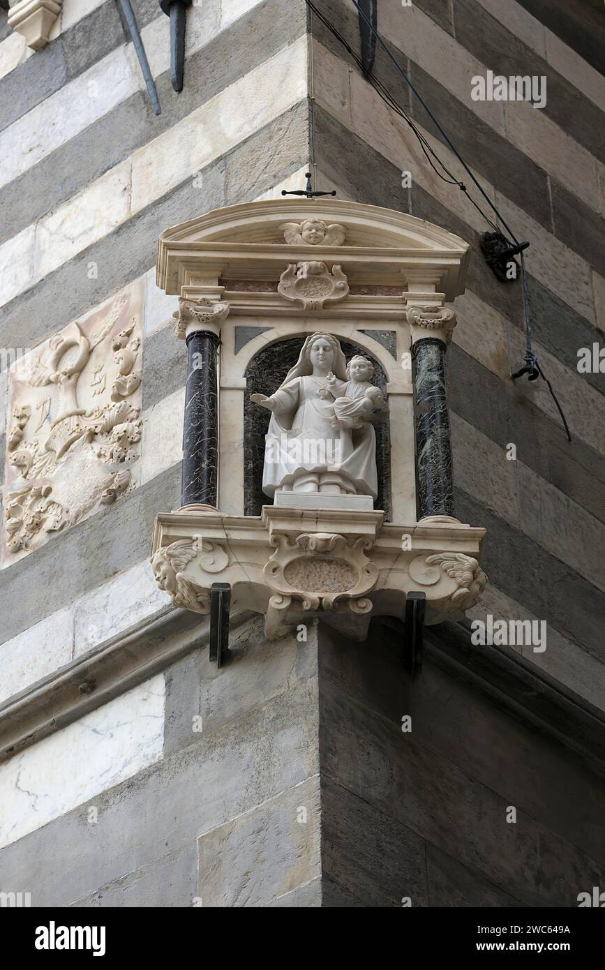 Scultura della Vergine Maria nella Cattedrale di San Lorenzo, inaugurata nel 1098, Piazza S. Lorenzo, Genova, Italia Foto Stock