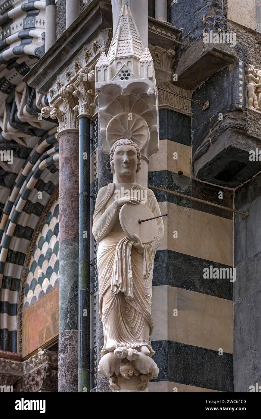 Statua sconosciuta, popolarmente conosciuta come il macinacaffè, presso la Cattedrale di San Lorenzo, Piazza S. Lorenzo, Genova, Italia Foto Stock