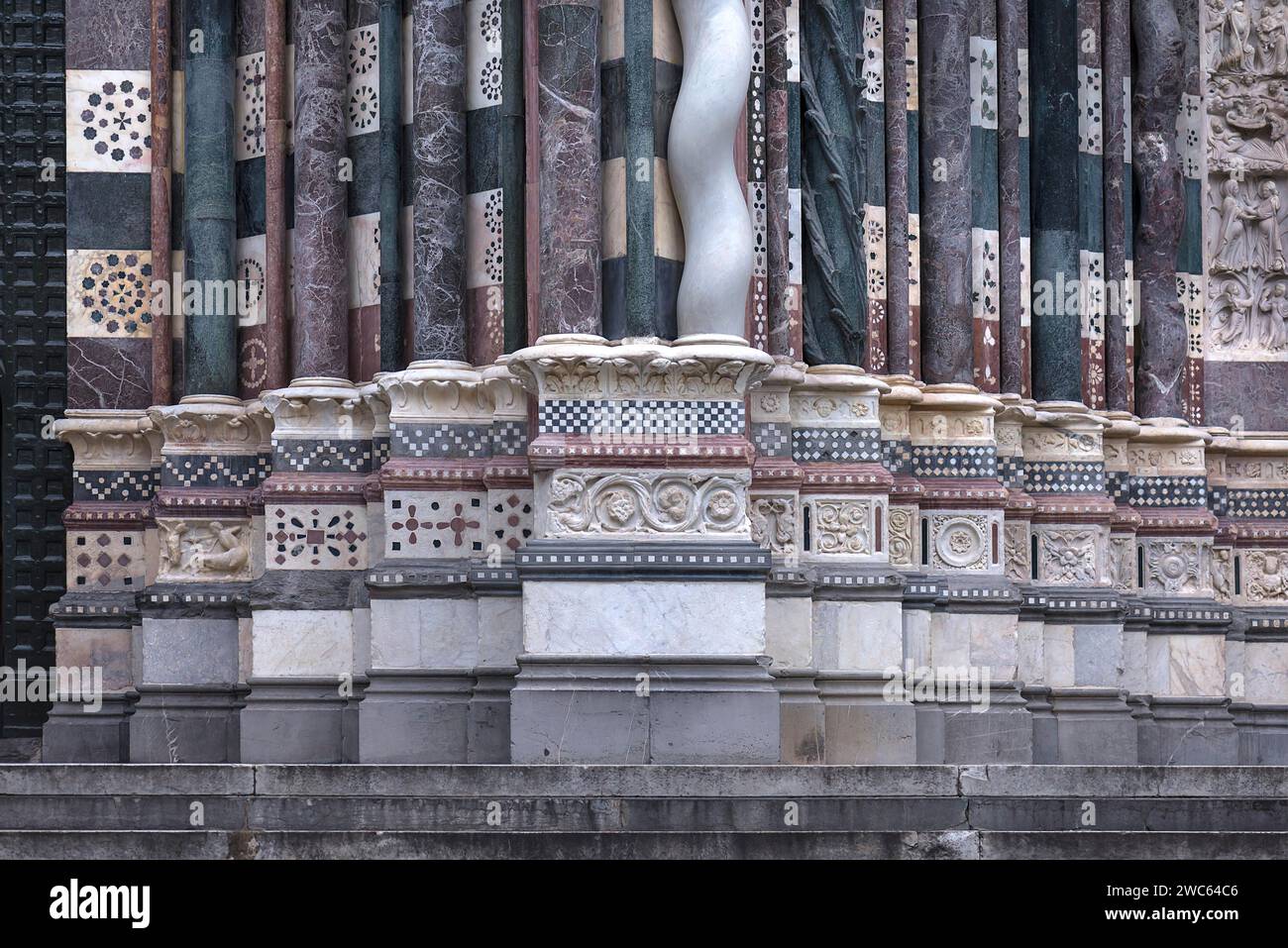 Basi decorative delle colonne sulla facciata d'ingresso del Duomo di San Lorenzo, inaugurato nel 1098, Piazza S. Lorenzo, Genova, Italia Foto Stock