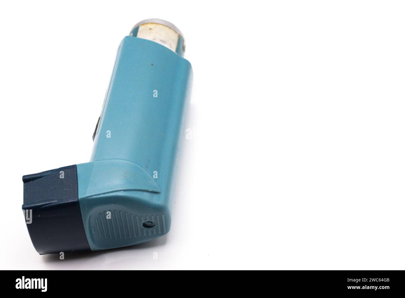 Inalatore per asma blu con etichetta vuota isolata su sfondo bianco. Il prodotto farmaceutico è usato per trattare o prevenire attacchi di asma. Salute e. Foto Stock