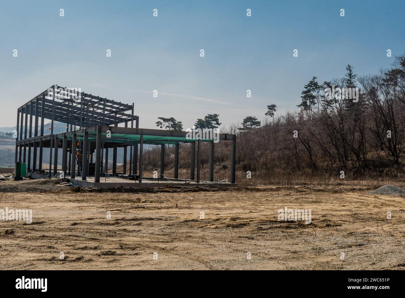 Chungju, Corea del Sud, 22 marzo 2020: Solo per uso editoriale. Struttura in metallo di un edificio industriale nel nuovo cantiere rurale Foto Stock