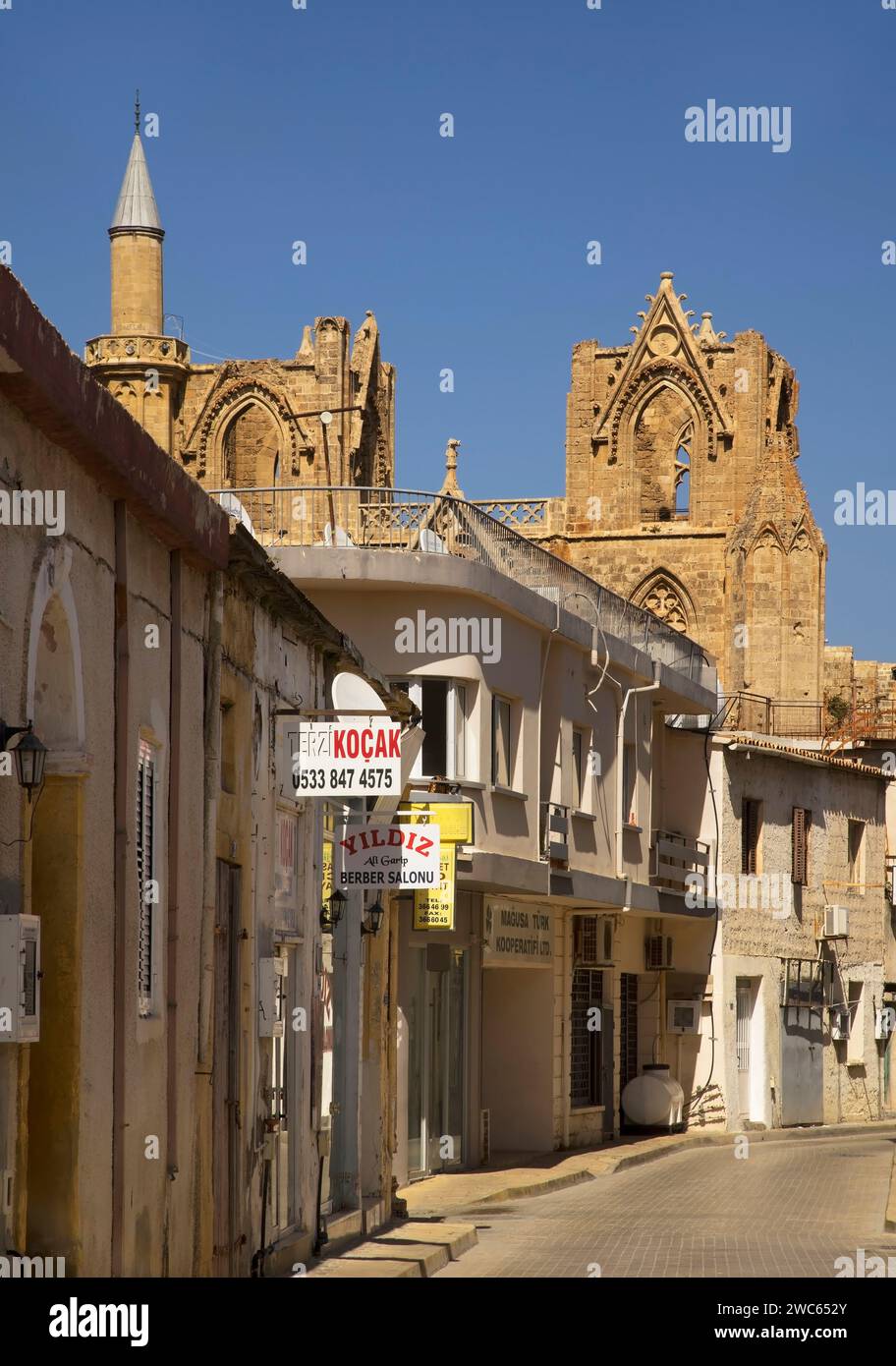 Strada tipica e Moschea Lala Mustafa Pasha - Cattedrale di San Nicola a Famagosta. Cipro Foto Stock